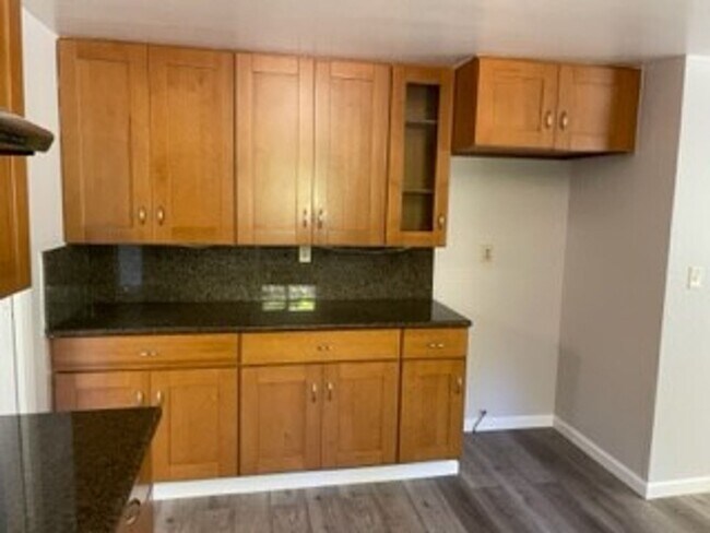 Foto del edificio - -Spacious 4 Bed 2.5 Bath, House, with Hew Hardwood Floors throughout -
