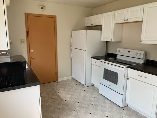 Foto del edificio - Sunny 2-Bedroom Apartment with Heat Included – Great Location!