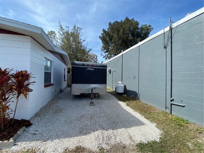 Building Photo - 2 br, 1 bath House - 3210 Bennett St N