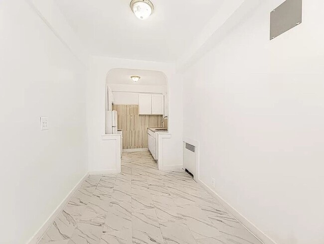 Building Photo - BEAUTIFUL 1 BEDROOM 1 BATHROOM