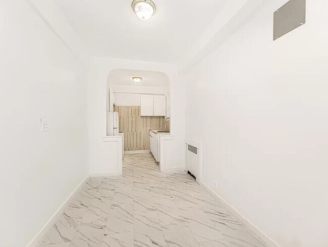 Foto del edificio - BEAUTIFUL 1 BEDROOM 1 BATHROOM