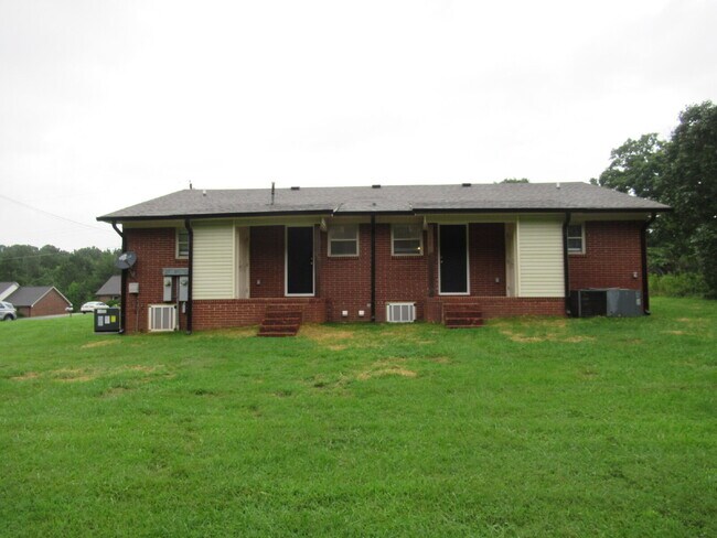 Foto del edificio - Newly Renovated Brick Duplexes in Lincolnt...