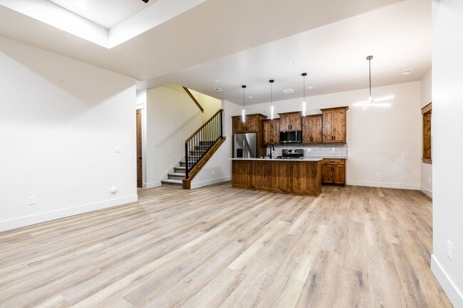 Foto del edificio - Beautiful Custom Townhome for Rent in Island Park- NAME YOUR LEASE TERMS