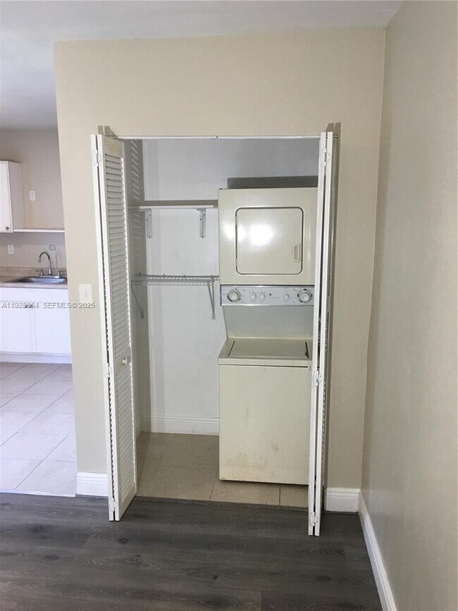 Foto del edificio - 32 NE 169th St