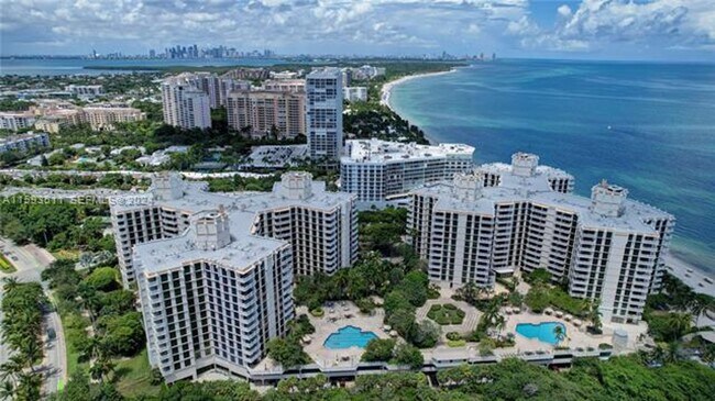 Foto del edificio - 1121 Crandon Blvd