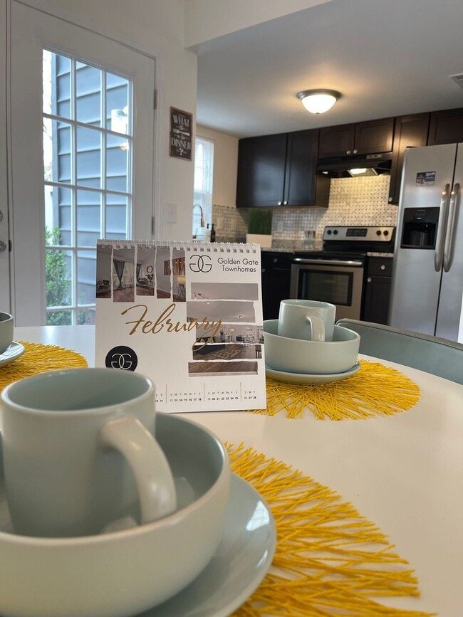 Foto del edificio - Golden Gate Townhomes