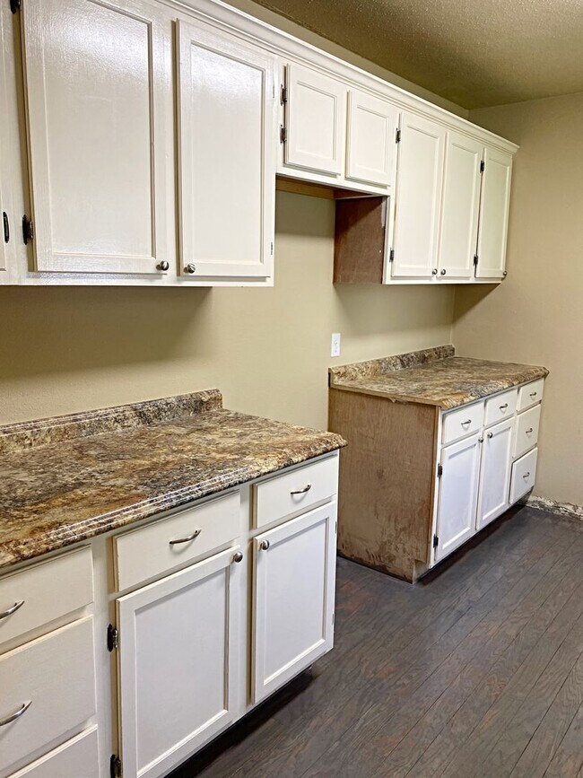 Building Photo - 325 Alex St