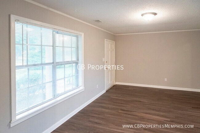 Building Photo - 985 Farmington Dr N