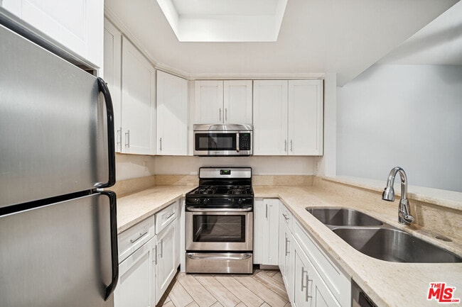 Building Photo - 5715 W Olympic Blvd