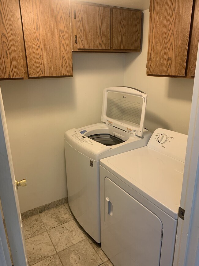 Building Photo - Newly Updated 2 bed/2 bath Condo