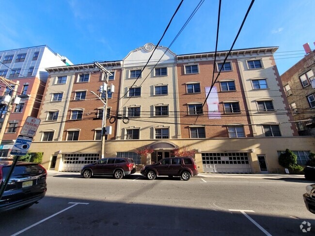 Building Photo - Solo at Hudson