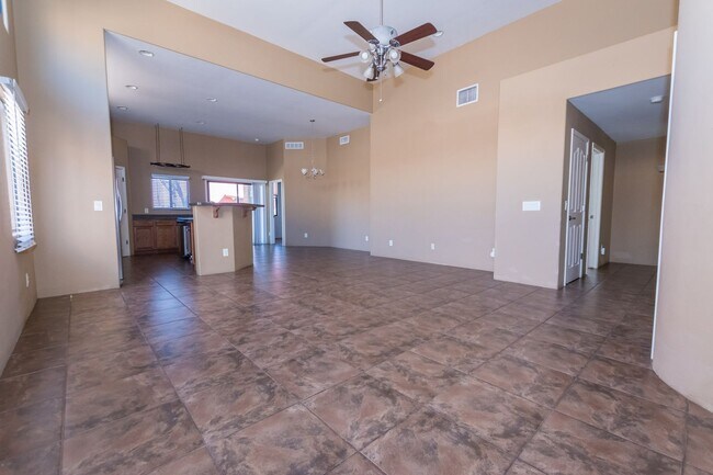 Foto del edificio - 3 Bedroom, 2 Bath Sante Fe, 2 Car Garage, ...