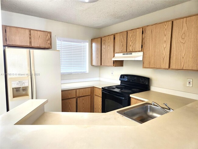 Foto del edificio - 8730 N Sherman Cir