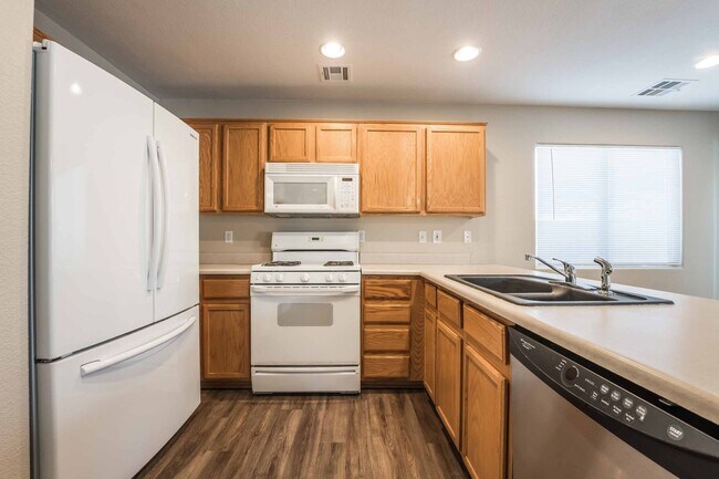 Foto del edificio - 3 BEDROOM HOUSE WITH OPEN FLOOR PLAN !!