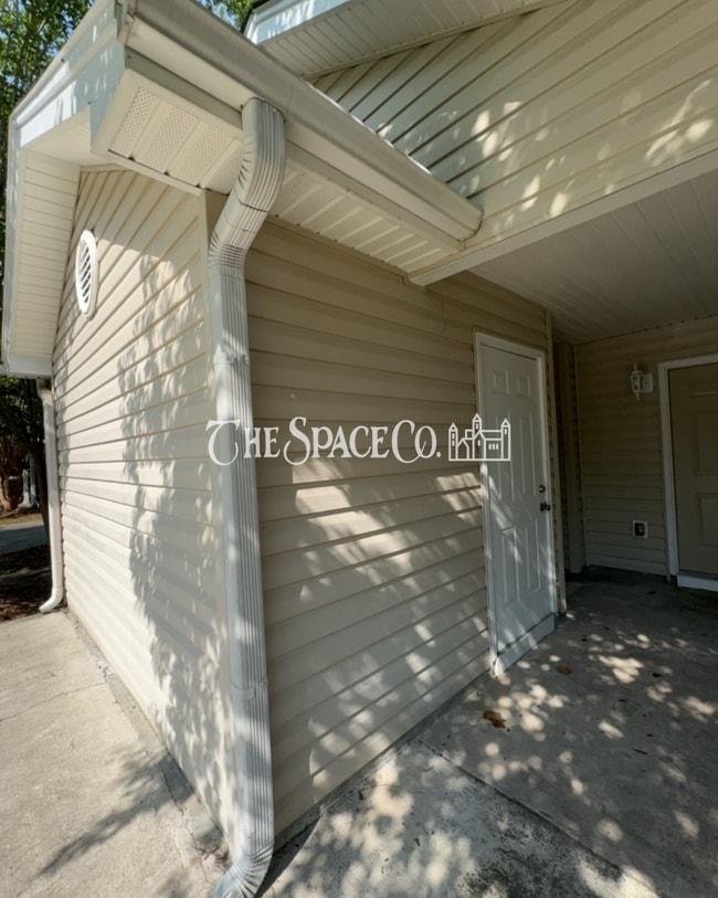 Building Photo - "Charming 2-Bedroom Retreat with 2 Full Baths on Vermont Road!"