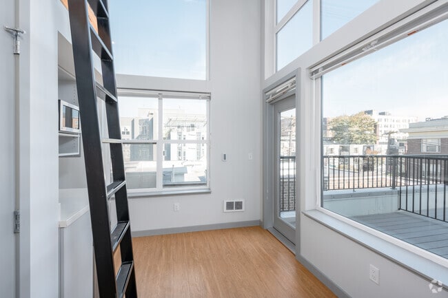 Lofted Unit with Deck - Kulle Urban Living