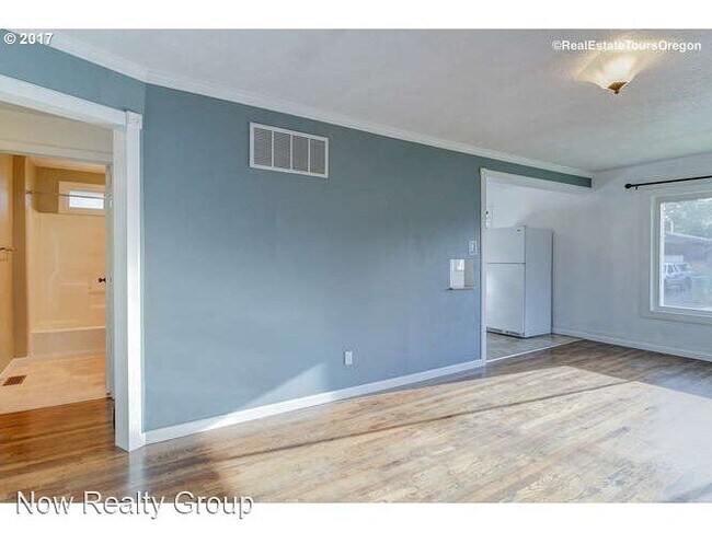 Building Photo - 2 br, 1 bath House - 10006 SE Yukon Street
