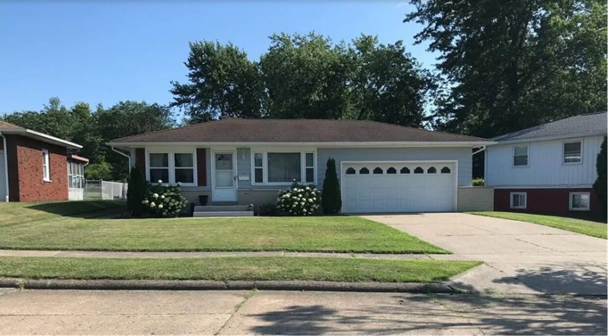 Foto principal - Three Bedroom / 2 bathroom house AVAILABLE...
