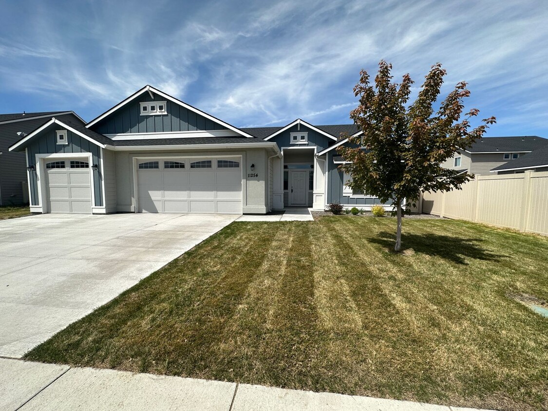 Foto principal - Beautiful 3bed, 2bath, 3car 1,948sq.ft. ho...