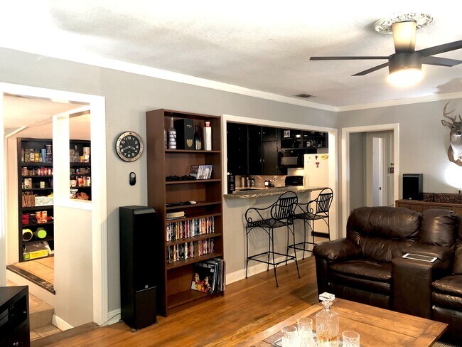 Foto del edificio - Beautiful Charming 4-Bedroom