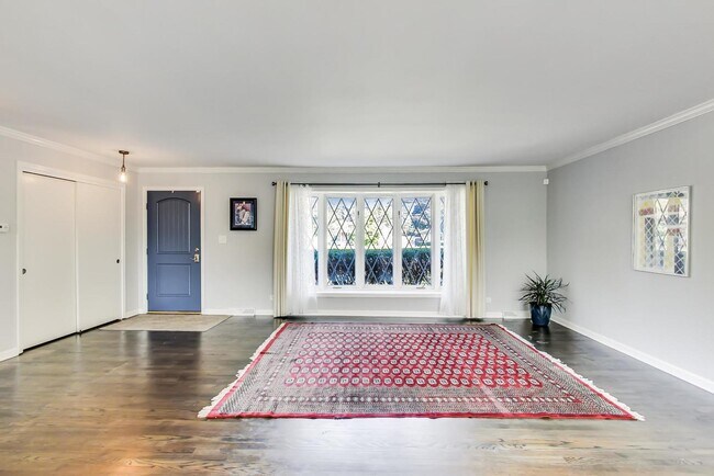Building Photo - 921 Walnut Dr