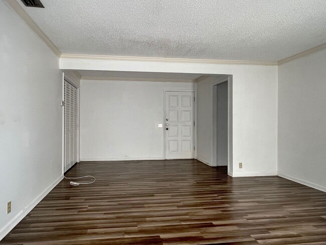 Building Photo - Spacious Apartment Near Downtown