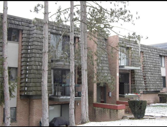 Building Photo - 333 Forest Green Dr