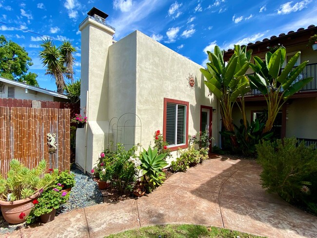 Building Photo - Beautiful 1 Bedroom Apartment w/Private Pa...
