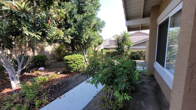 Building Photo - 2 bed 2 bath centrally located in Rancho B...