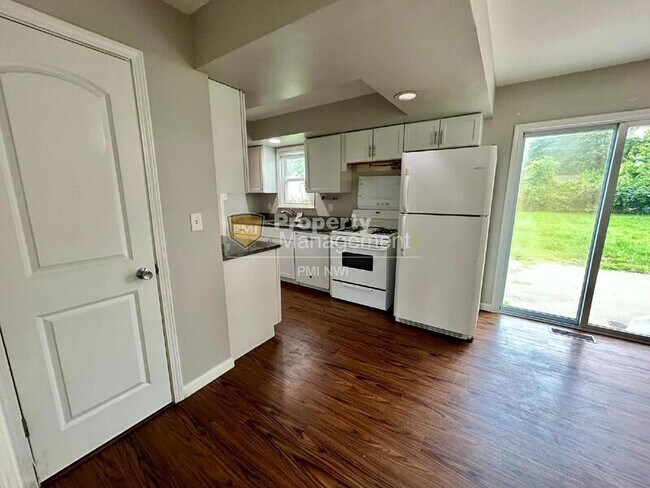 Foto del edificio - 757 Fox River Rd