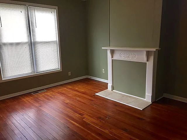living room - 526 W 2nd Ave