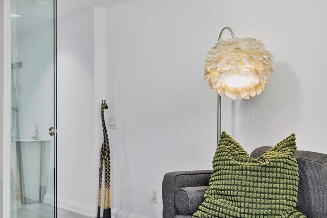 Photo du bâtiment - 155 Yorkville Ave