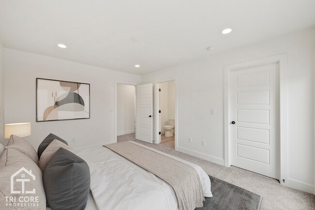 Building Photo - townhome