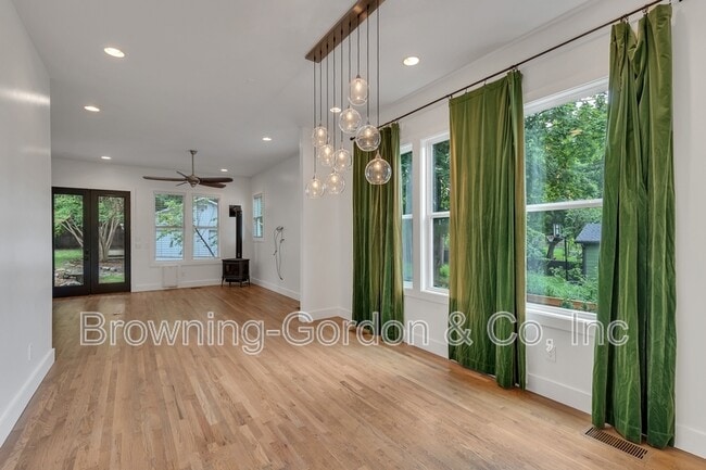 Building Photo - 1137B Kirkland Ave