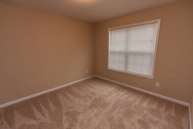 Building Photo - Townhome | First floor Bedroom | New Carpet