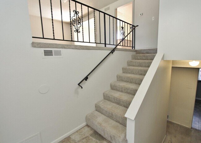 Foto del edificio - Spacious Home in Quiet Neighborhood