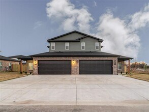 Building Photo - 513 Cosmos St