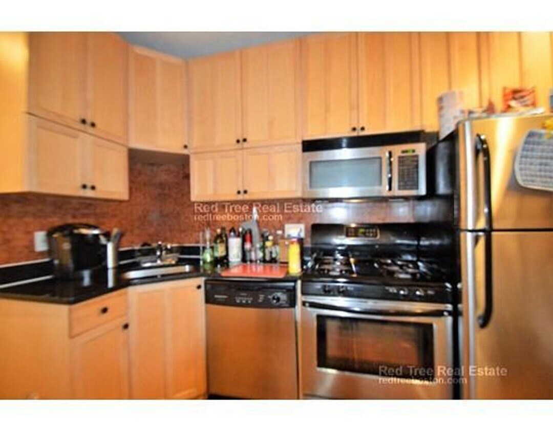 Primary Photo - Desirable BU Location. Walk to School. Spa...