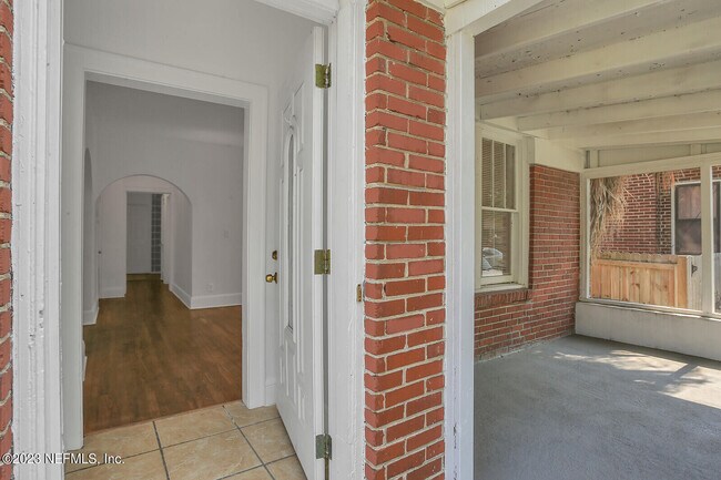 Building Photo - 2667 Myra St