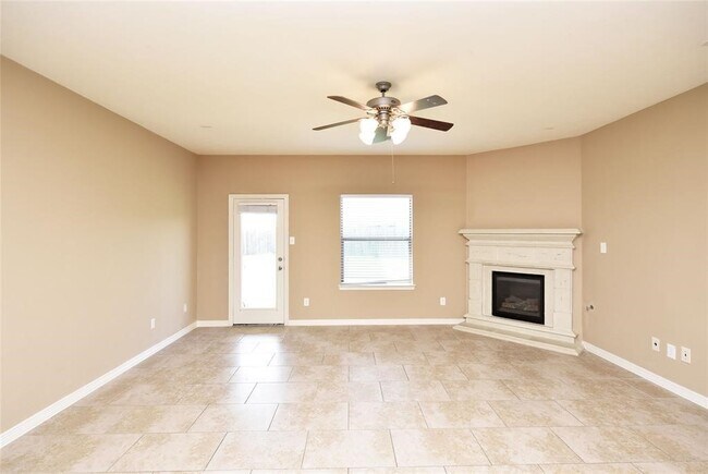 Foto del edificio - 4050 Calaway Oaks Ln