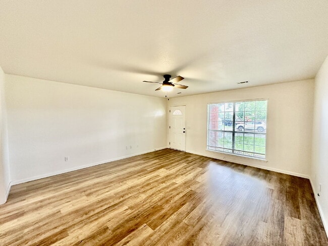 Building Photo - 802 E Kara Ln