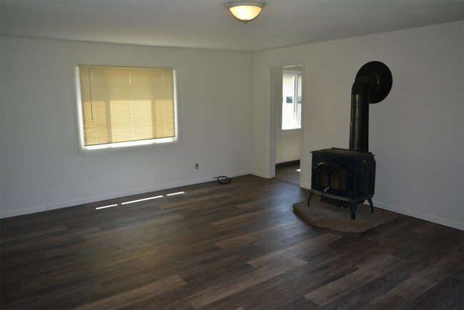 Building Photo - 1099 Elkhead Rd