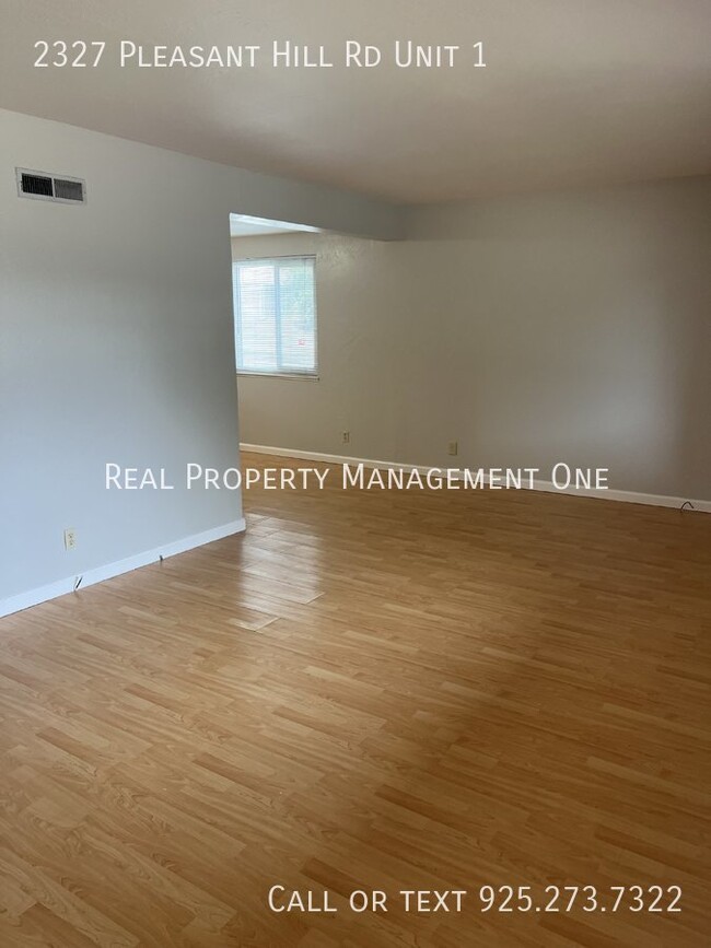 Foto del edificio - Remodeled Spacious 3 Bed, 2.5 Bath Townhom...