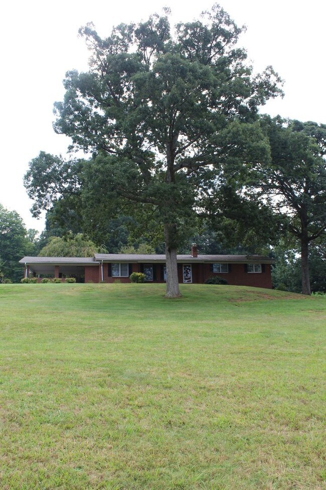Building Photo - 4 bedroom 2 bathroom brick ranch in West A...