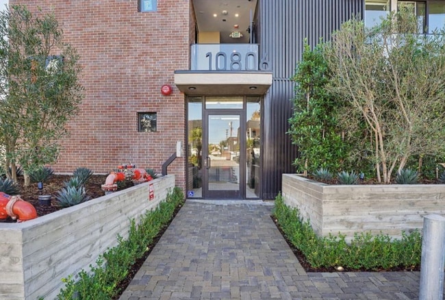 Building Photo - 10806 Blix St