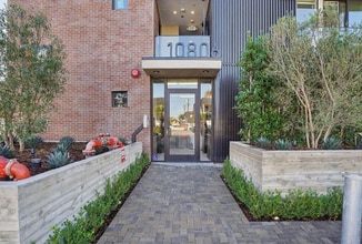 Building Photo - 10806 Blix St