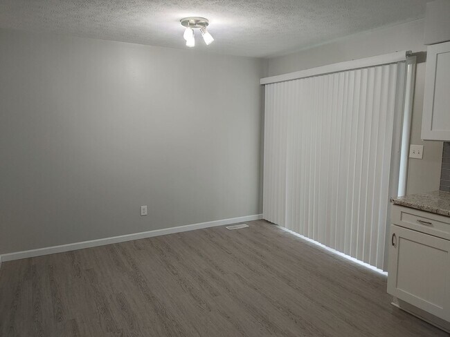 Building Photo - SPACIOUS TOWNHOME IN WILLOW TERRACE