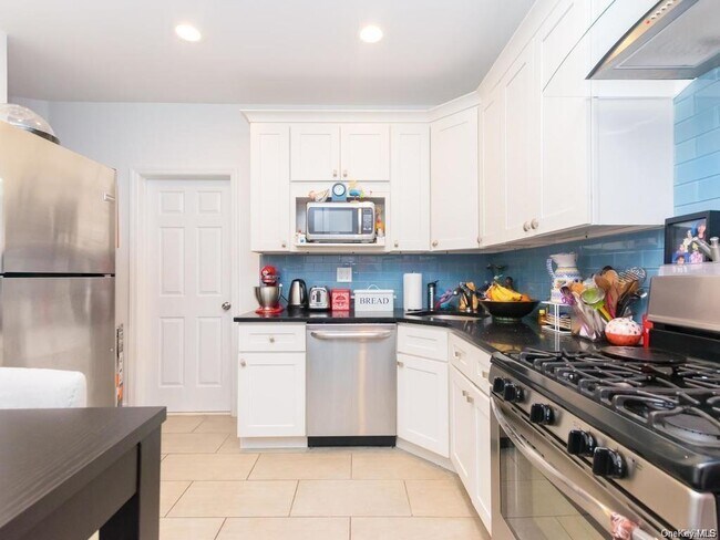 Building Photo - 446 W 259th St