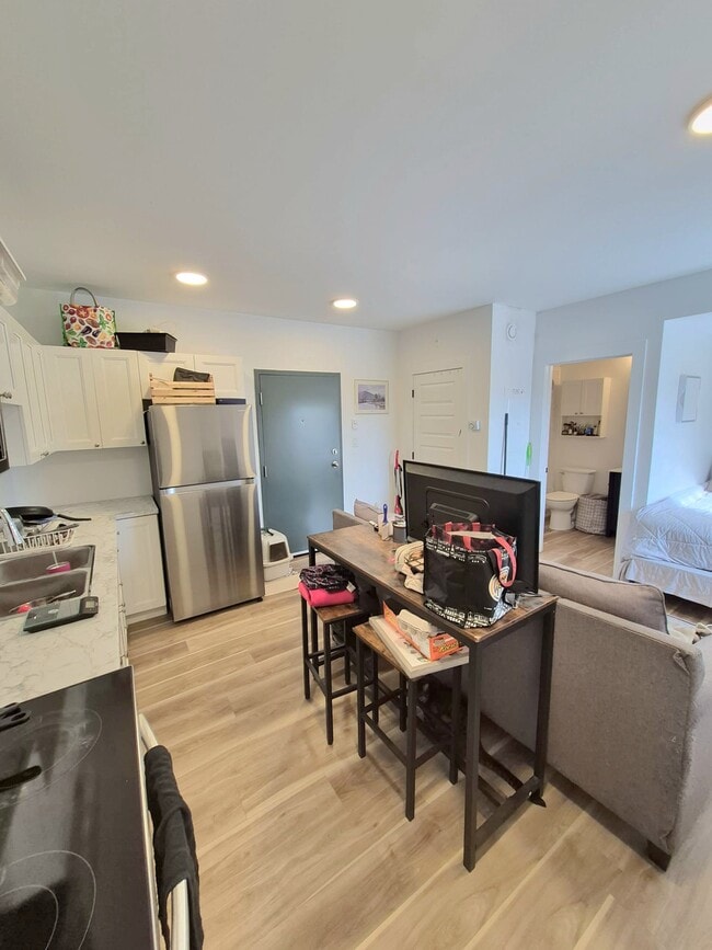 Photo du bâtiment - Studio Apartment for Rent – Available Dece...