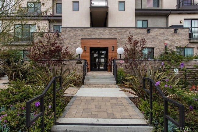 Building Photo - 330 Salem St